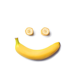 Banane, die zu einem lachenden Gesicht arangiert wurde